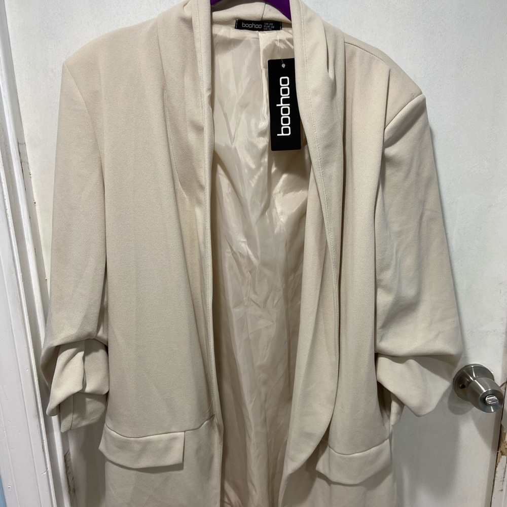 ⚪️Beige BOOHOO Blazer⚪️